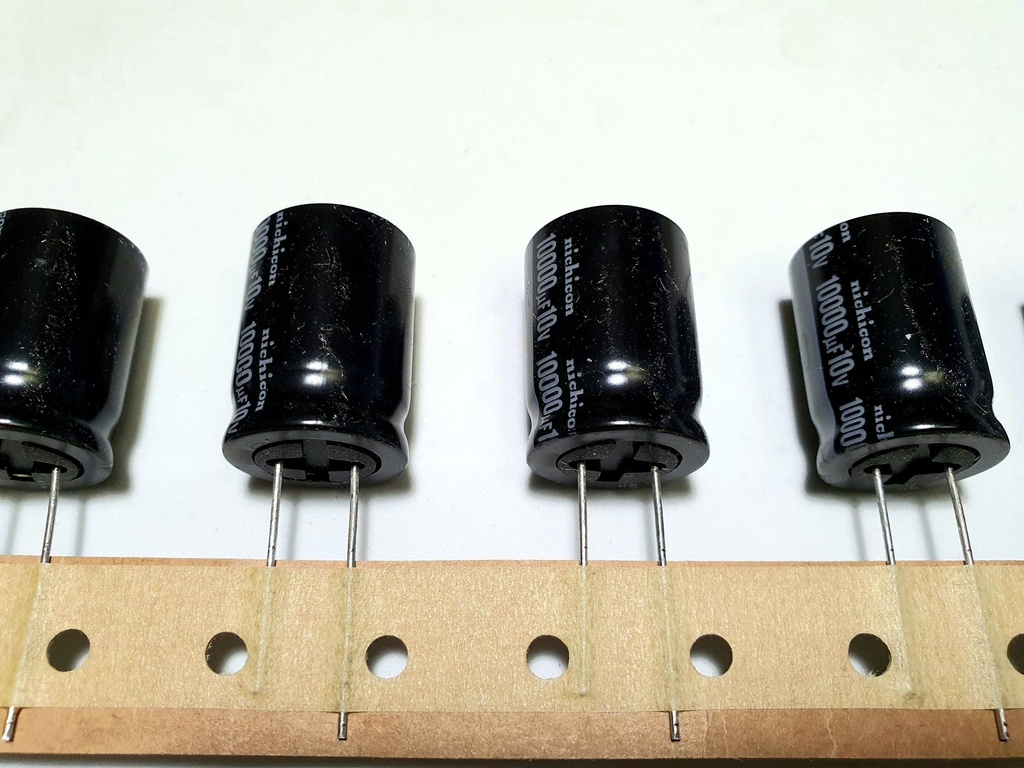112854681 Condesador Electrolítico Radial 10000uF 10V