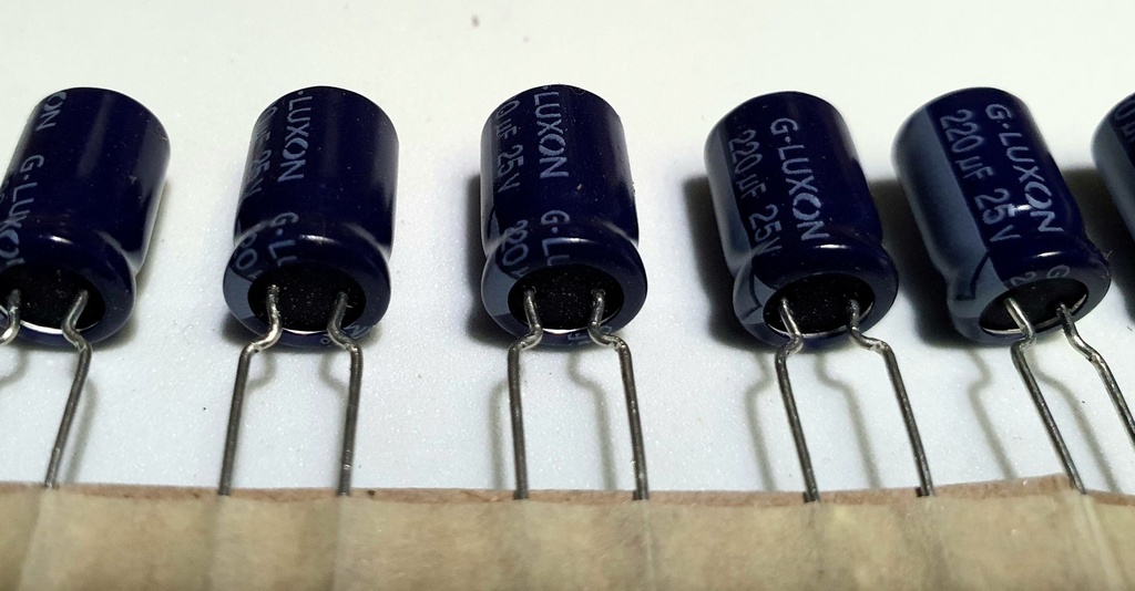 EGR227M025T1A1G110 Condesador Electrolítico Radial 220uF 25V